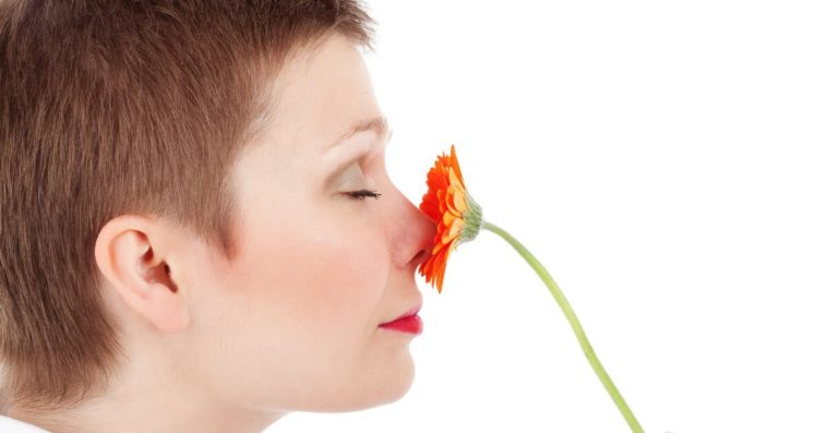 Mujer huele flor