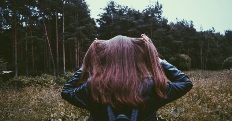 Mujer tira del cabello