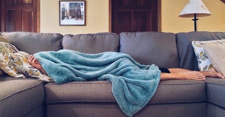 Persona duerme en el sofá