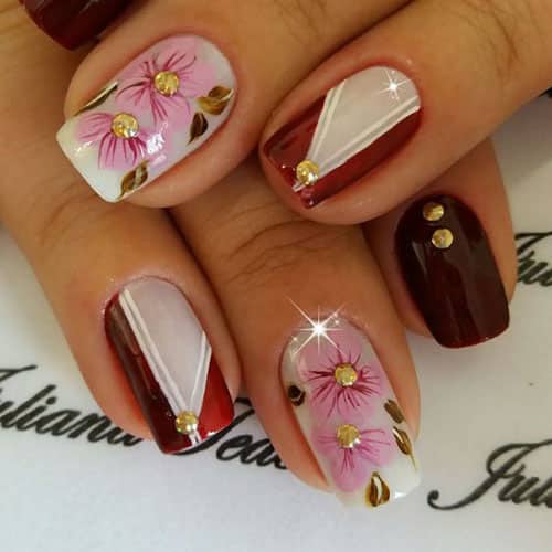 Uñas decoradas con flores