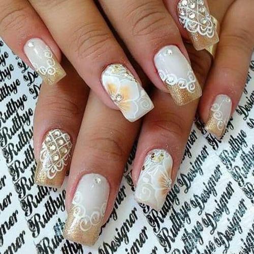 Uñas decoradas con flores