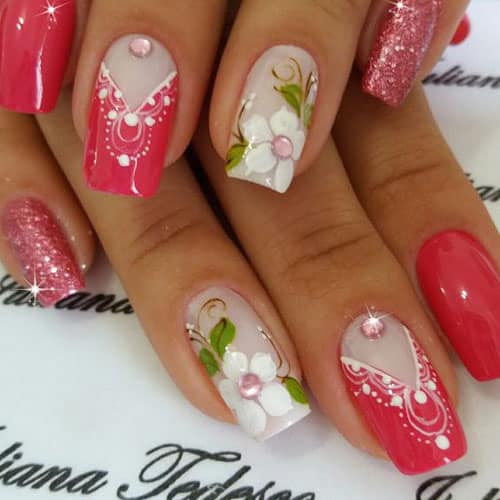 Uñas decoradas con flores