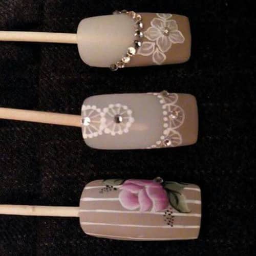 Uñas decoradas con flores