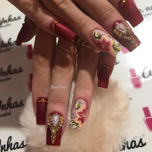 Uñas decoradas con flores