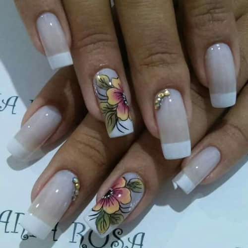 Uñas decoradas con flores