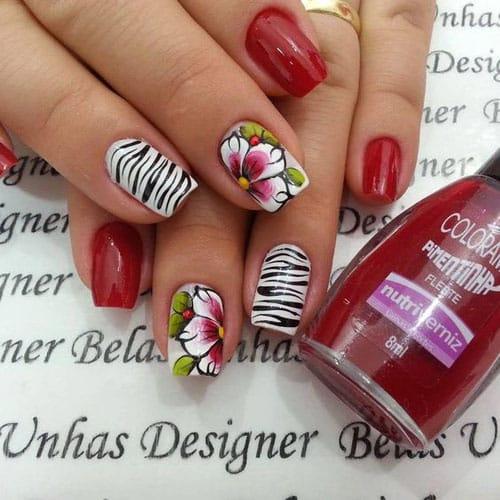 Uñas decoradas con flores