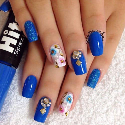 Uñas decoradas con flores