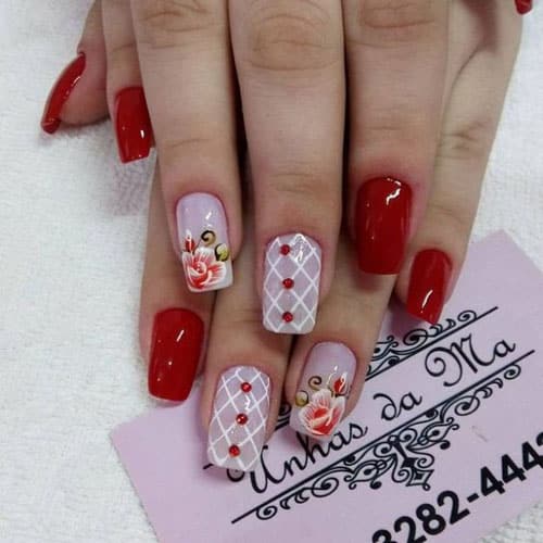 Uñas decoradas con flores