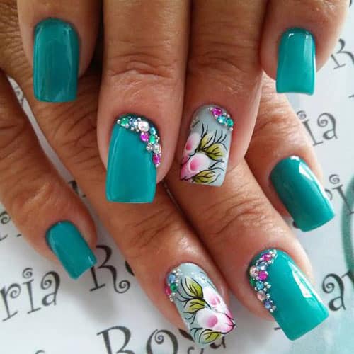 Uñas decoradas con flores