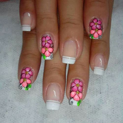 Uñas decoradas con flores