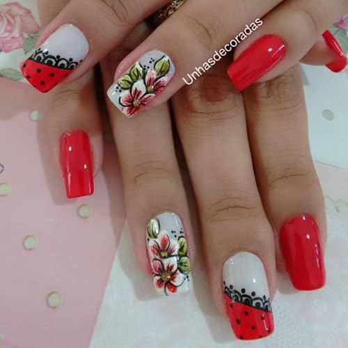 Uñas decoradas con flores