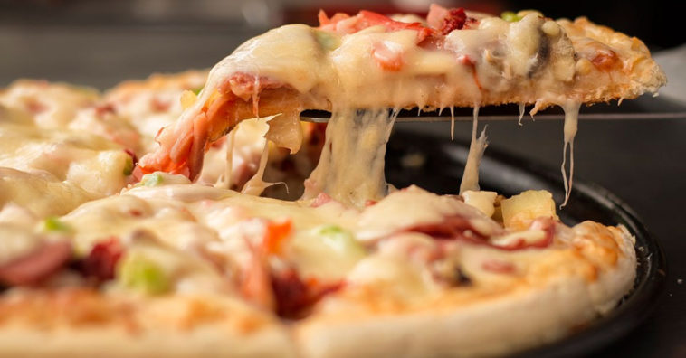 Pizza con masa de avena en sartén