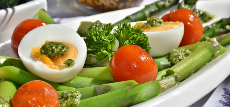 ensaladas completas como plato unico esparragos huevo