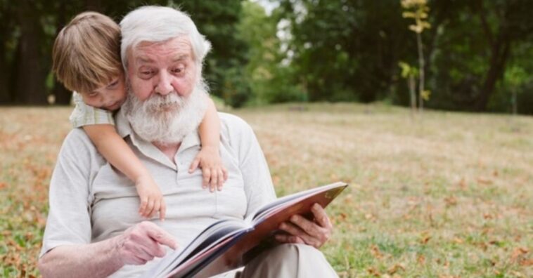 Ante el abandono de un padre, un abuelo no suelta de la mano a su nieto