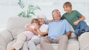 abuelos que conviven con sus nietos Alzheimer