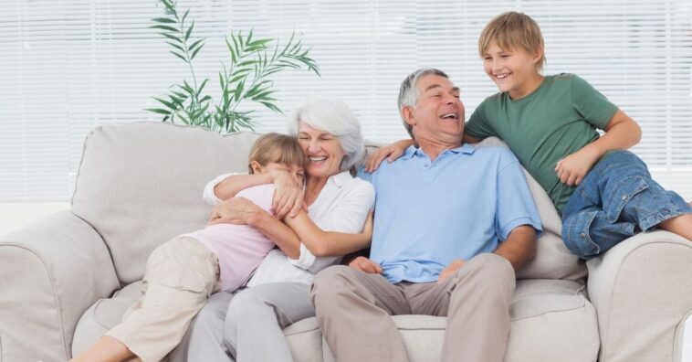 abuelos que conviven con sus nietos Alzheimer