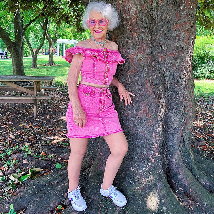 A los 92 años, demuestra que no existe una edad suficiente para ser elegante 