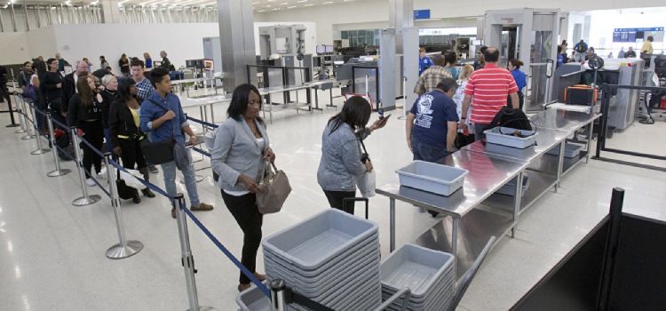 Bandejas de seguridad del aeropuerto llenas de virus peligrosas
