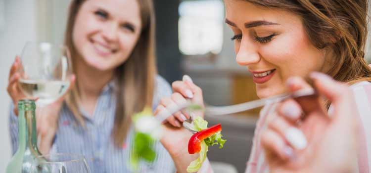 Beneficios de salir con amigas cenar