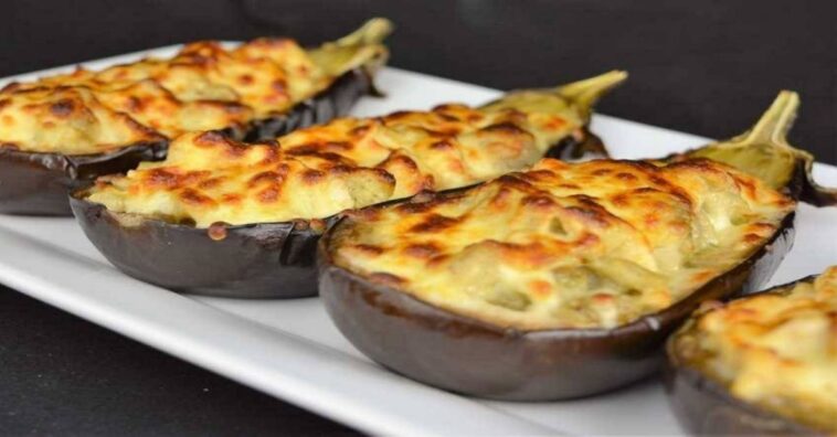 Berenjenas rellenas de pedacitos de pollo y queso