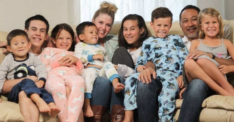 pareja con 5 hijos adultos adopta 7 hermanos para no separarlos