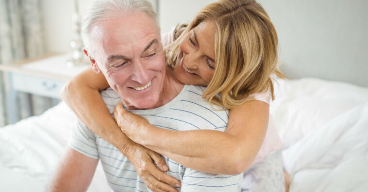 parejas felices hacen antes de irse a dormir