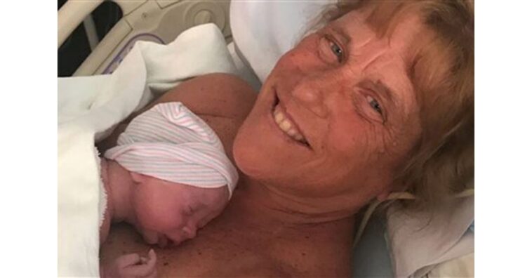mujer da a luz a los 57 años
