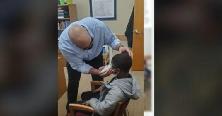 Director le corta el pelo a un estudiante de secundaria