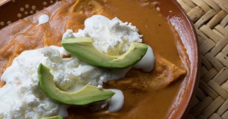 Enfrijoladas picositas con queso crema y chipotle