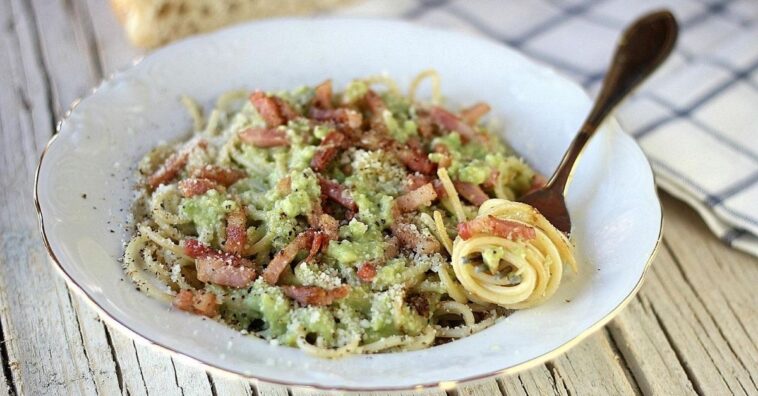 Espaguetis a la carbonara de aguacate