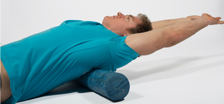Extension de la columna vertebral brazos ejercicios para la cifosis
