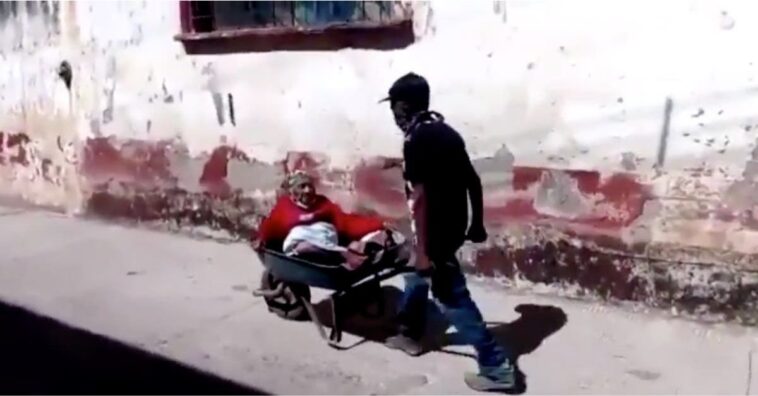 Hijo lleva a su madre de 100 años en carretilla a vacunar contra la covid-19