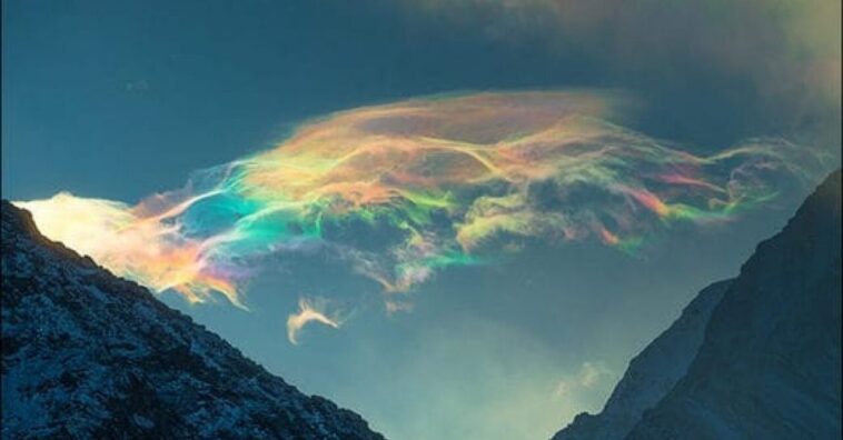 Fotógrafa rusa inmortalizó el bonito fenómeno de irisación en los cielos