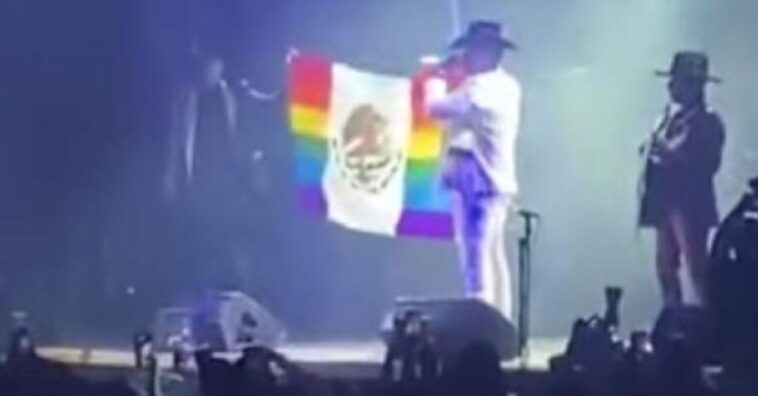 Grupo Firme muestra la bandera de México con los colores LGBT