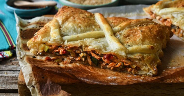 Hojaldre relleno de verduras y pollo