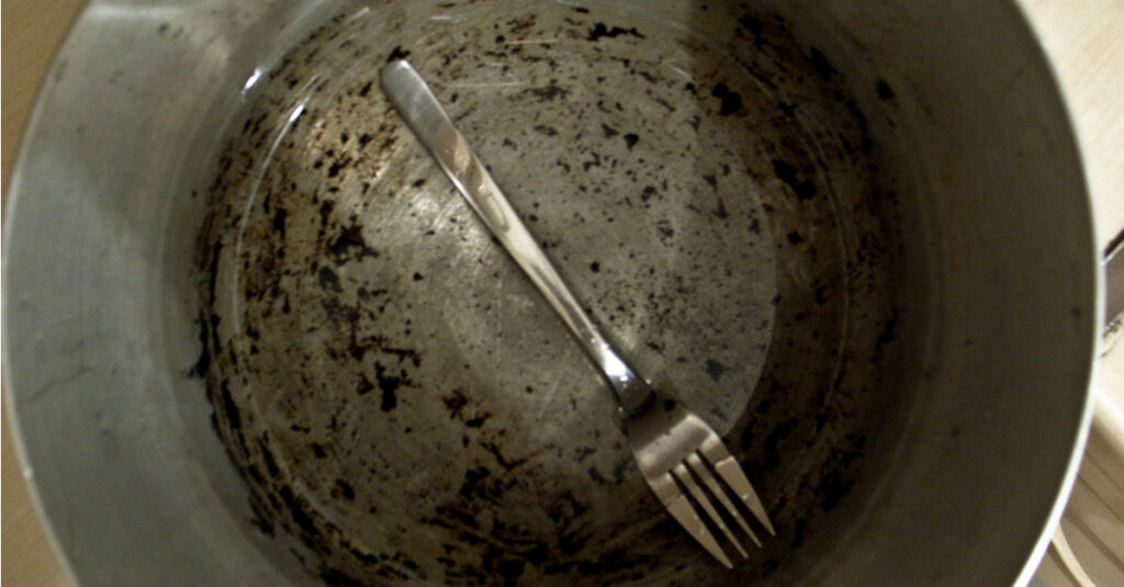 Cómo limpiar una olla quemada con 5 trucos