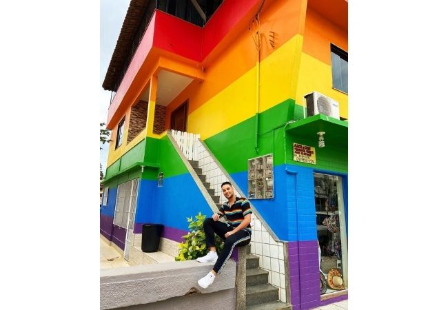 Madre pinta su casa con colores de bandera LGBT para apoyar a su hijo homosexual