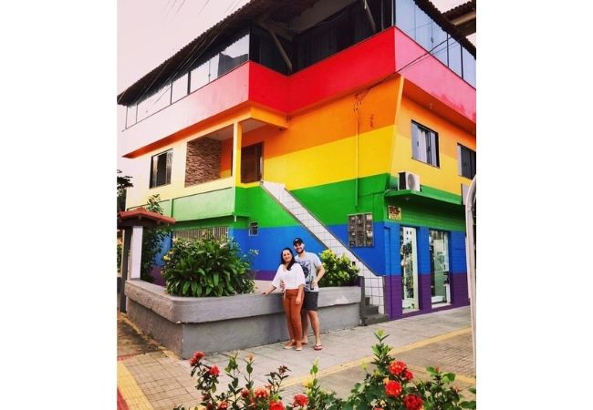 Madre pinta su casa con colores de bandera LGBT para apoyar a su hijo homosexual