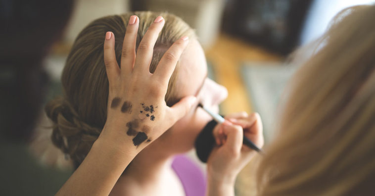 Maquilladora transforma el rostro de una mujer desfigurada