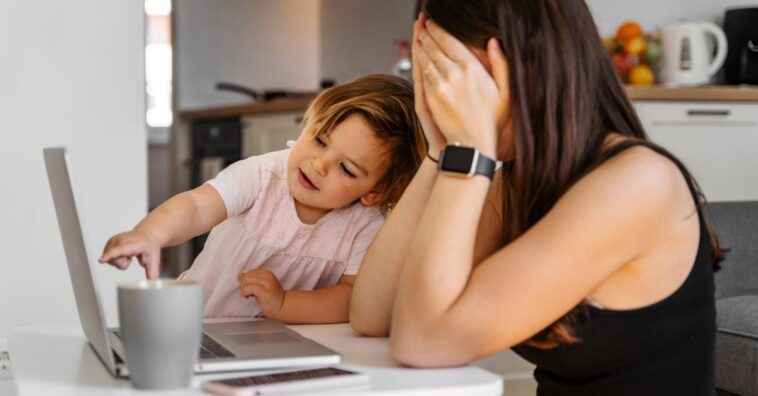 mujer se desahoga y llora al hablar de ser madre a tiempo completo