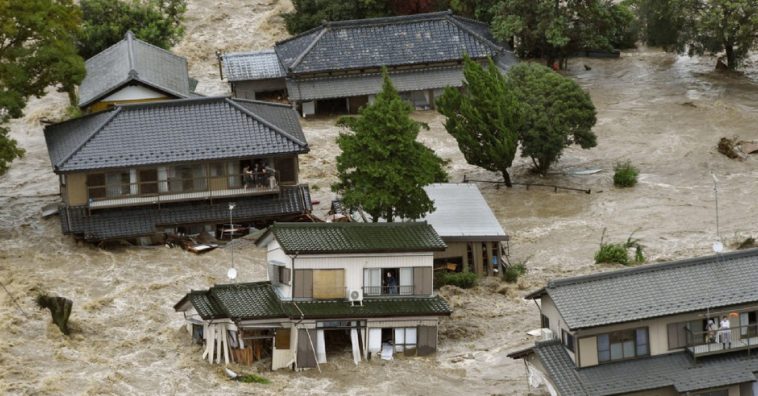 Pareja atrapada en el techo por la inundacion se nego a ser rescatada