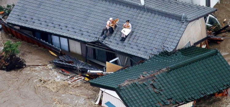 Pareja atrapada en el techo por la inundacion se nego a ser rescatada rescatada