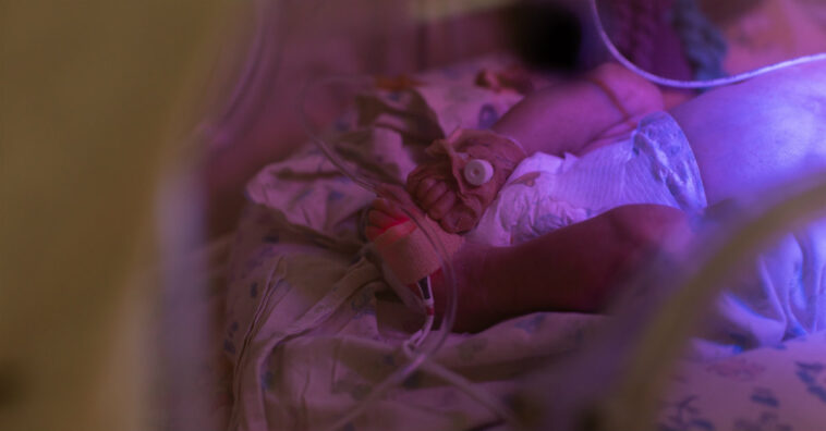 bebé prematuro pasa 6 horas en la nevera de la morgue por error médico