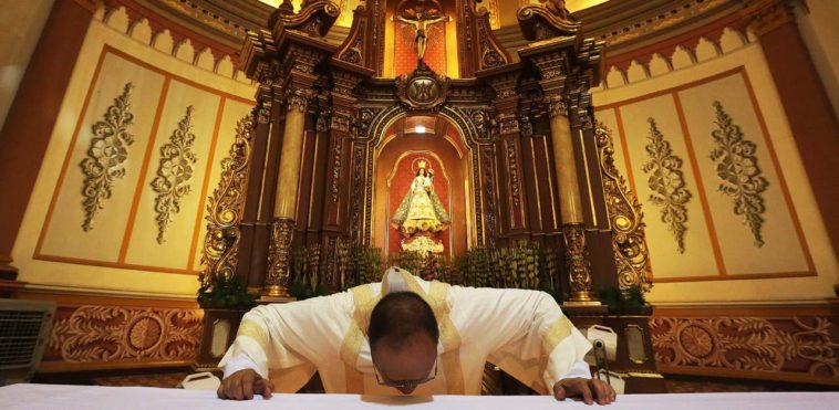 Que significa que los sacerdotes besen el altar