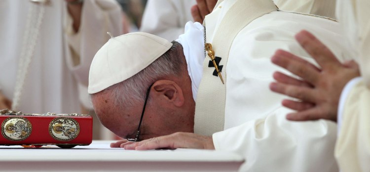 Que significa que los sacerdotes besen el altar beso