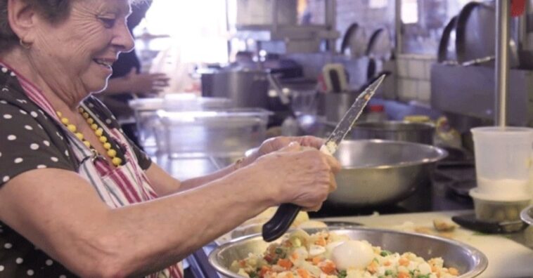 Se cansaron de los chefs y decidieron contratar a abuelas