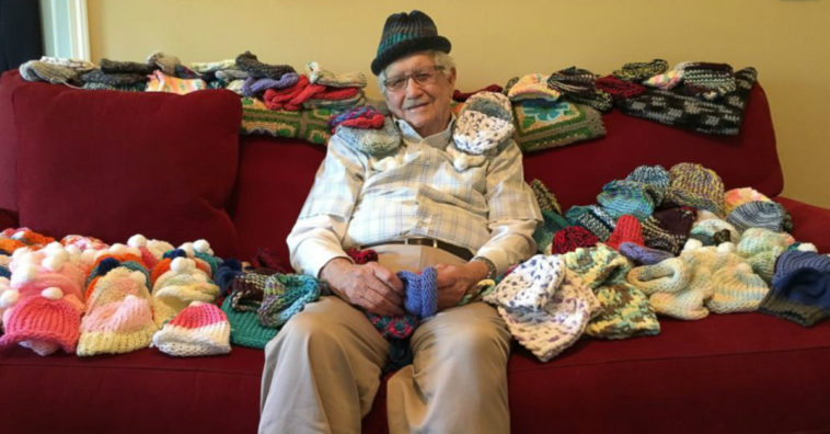 Senor de 86 anos tricota gorritos para bebes prematuros