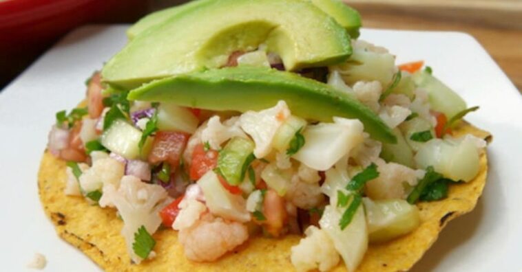 Tostadas con ceviche de coliflor