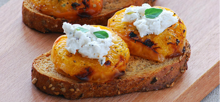 Tostas de albaricoques asados con queso de cabra Recetas con frutas