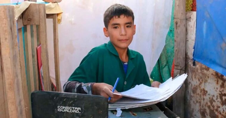 abrió un colegio en su patio para ayudar a otros niños